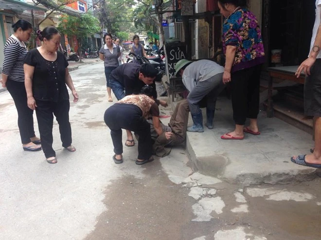 Theo những người hàng xóm, ông S. thường xuyên uống rượu say rồi về hành hung vợ. Ông S. từng nhiều lần đi trại giáo dục, cải tạo vì đánh vợ gây thương tích. Sau lần ra trại gần đây nhất, ông S. vẫn chứng nào tật nấy, vẫn làm “ma men” gây khổ sở cho vợ mình. Theo những người hàng xóm cho biết, ông S. thường xuyên uống rượu say rồi về hành hung vợ. Ông S. từng nhiều lần đi trại giáo dục, cải tạo vì đánh vợ gây thương tích. Sau lần ra trại gần đây nhất, ông S. vẫn chứng nào tật nấy, vẫn làm “ma men” gây khổ sở cho vợ mình.