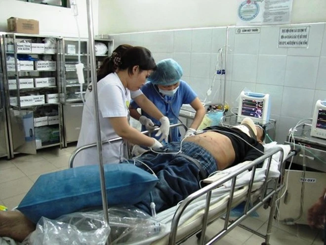 Nằm trên giường bệnh tại khoa cấp cứu, ông Phan Tấn Hải (một trong số hành khách trên ô tô gặp nạn), cho biết 12 người trên xe đều là gia đình, họ hàng nhau, cùng ở thị trấn Hà Lam, thuê xe ô tô tham quan du lịch Bà Nà trong sáng 3-4. Trên xe còn có 3 hành khách khác cũng quê Hà Lam và tài xế. Sau khi cả đoàn tham quan Bà Nà trở về thì gặp nạn. Vợ ông Hải - bà Mai Thị Phụng - cũng bị thương và đang được cấp cứu tại Bệnh viện Đà Nẵng. Riêng con dâu của ông Hải là chị Văn Thị Hiền may mắn không bị thương.