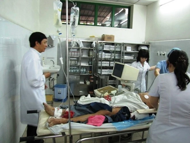 Cháu Trần Thị Nhật Yên (11 tuổi) - hành khách xe du lịch - bàng hoàng kể lại: “Cháu cùng mẹ đang ngồi ghế đoạn giữa xe thì nghe một tiếng va chạm kinh hoàng. Lúc này, cháu chỉ biết la khóc khi thấy mọi người bị thương la liệt. Rất may cháu và mẹ không bị thương. Tuy nhiên, anh trai cháu là Trần Ngọc Nhật Nam (học sinh lớp 7) bị thương nặng và đang được cấp cứu”. Hiện vụ tai nạn giao thông đang được cơ quan chức năng làm rõ.