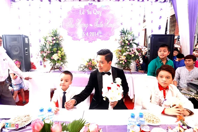 Anh ngồi cạnh phù rể nhí và một cậu cháu thân thiết khi lắng nghe đại diện của hai bên gia đình chia sẻ cảm xúc trong ngày đặc biệt này. Nhập mô tả cho ảnh