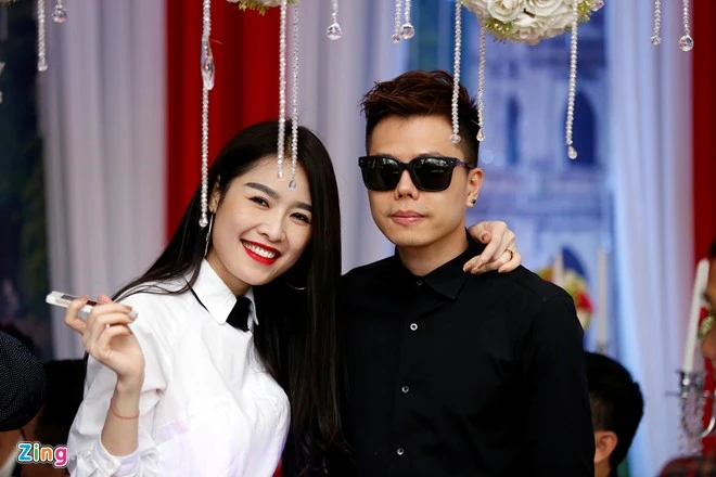 Quế Vân và Trịnh Thăng Bình - hai nghệ sĩ đàn em của Tuấn Hưng - cũng tháp tùng anh sang nhà gái đón dâu. Nhập mô tả cho ảnh