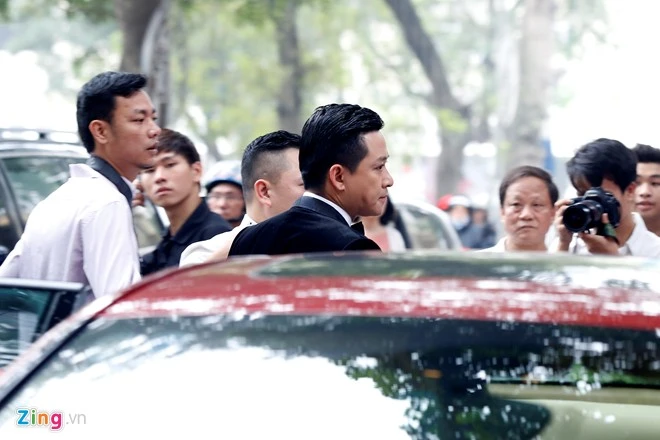 Hơn 15h, Tuấn Hưng và cả gia đình lên đường sang nhà gái đón dâu. Cũng giống lễ ăn hỏi, đám cưới của nam ca sĩTìm lại bầu trờithu hút sự quan tâm đặc biệt của giới truyền thông. Tuy nhiên, Tuấn Hưng đã chuẩn bị lực lượng bảo vệ riêng để hôn lễ diễn ra an toàn và tránh những lộn xộn không đáng có. Nhập mô tả cho ảnh