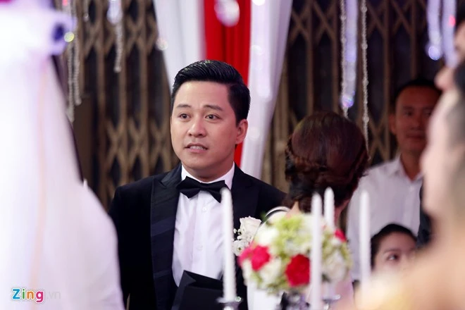 Mới được xuất viện trước đám cưới một ngày, Tuấn Hưng vừa trải qua kỳ điều trị chứng kiệt sức. Trước đám cưới, anh bận rộn với các show diễn từ Bắc tới Nam và nhiều kế hoạch thu âm, đỡ đầu cho các ca sĩ trẻ nên sức khỏe không tốt như thời gian trước. Nhập mô tả cho ảnh