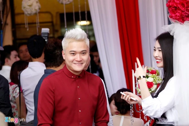 Ca sĩ Vũ Duy Khánh - một người em thân thiết của Tuấn Hưng - có mặt tại nhà cựu thành viên nhóm Quả Dưa Hấu từ rất sớm. Nhập mô tả cho ảnh
