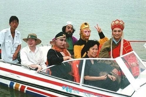 Ngộ Không tạo dáng "xì tin" trên ca nô, cùng đạo diễn Dương Khiết (người cầm quạt) và thầy trò Đường Tăng. Dương Khiết là người đóng góp công sức lớn vào thành công củaTây Du Ký. Ngoài sự nghiêm khắc, tinh tường trong chỉ đạo, bà quan tâm tới đời sống diễn viên. Thời đóngTây Du Ký, mỗi thành viên được cấp phần ăn với mức tiền cố định. Tới những nơi vật giá đắt đỏ, nhiều thành viên nam ăn không đủ no. Đạo diễn từng móc tiền túi mua thêm đồ ăn cho nhân viên trong đoàn. t1-4613-1396858914.jpg