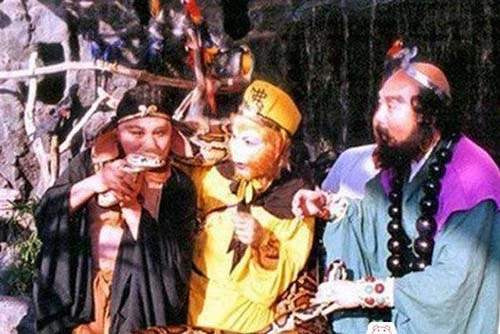 Khi thấy diễn viên đóng Trư Bát Giới chơi với rắn, "Sa Tăng" nói: "Nhị sư huynh, cẩn thận đấy, không đùa được đâu, cẩn thận bị rắn cắn đấy". Còn Lục Tiểu Linh Đồng thì nói: "Trò gì thế, hay nhỉ, cho tớ chơi với, Bát Giới để anh chơi chút". t13-2573-1396864372.jpg