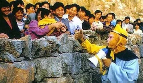 Đoàn làm phim luôn thu hút chú ý của người dân địa phương ở mỗi điểm dừng chân. t7-4097-1396864372.jpg