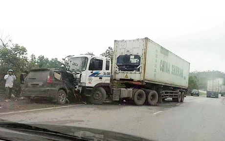 Đối đầu container, Lexus bị nghiền nát đầu ảnh 1 à