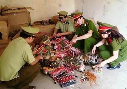 Số bánh kẹo đồ chơi Trung Quốc được cơ quan liên ngành Thanh Hóa thu giữ Số bánh kẹo đồ chơi Trung Quốc được cơ quan liên ngành Thanh Hóa thu giữ