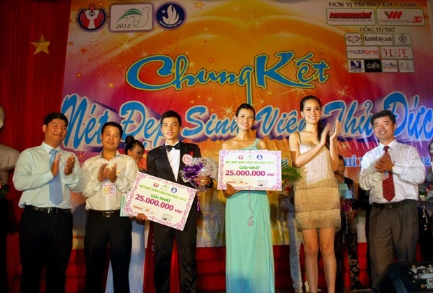 Bộ váy cocktail của cựu Hoa hậu Việt Nam phù hợp với những sự kiện giải trí hơn, đặc biệt là khi các giám khảo khác đều ăn vận trang trọng. Bộ váy cocktail của cô chỉ hợp với những sự kiện giải trí hơn là một cuộc thi dành cho sinh viên. Trong khi các giám khảo khác diện đồ lịch sự thì duy chỉ có Mai Phương Thúy tự tin sexy.