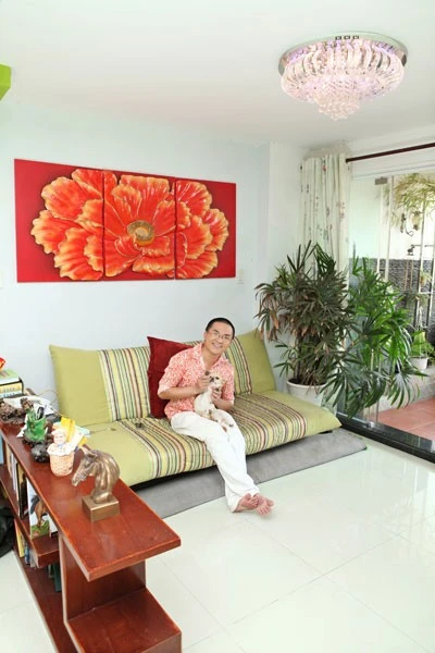 Đại Nghĩa: Căn hộ nhỏ của diễn viên Đại Nghĩa khá đặc biệt khi được trang trí chủ yếu bởi tông màu xanh nổi bật và cá tính. Anh từng tâm sự, từ năm lớp 9, khi tham gia một hoạt động văn nghệ, bạn bè đã gọi anh bằng biệt danh "con chim xanh". Từ đó, màu xanh cũng trở nên gần gũi và có duyên với anh. Nhập mô tả cho ảnh