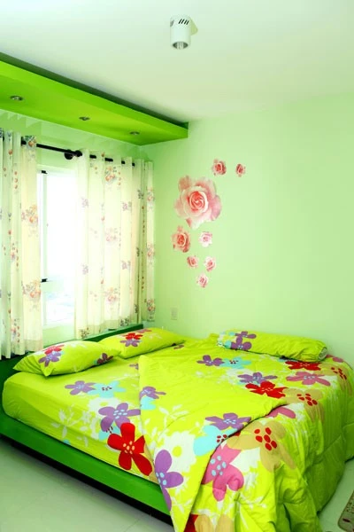 Phòng ngủ và chăn ga gối đệm của Đại Nghĩa cũng được trang trí bằng những tông xanh nhiều sắc thái. Nhập mô tả cho ảnh