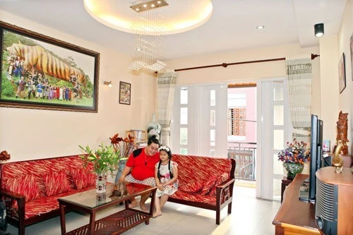 Nhà của gia đình Hoàng Mập cao 3 tầng rưỡi và được trang trí khá đơn giản nhưng không kém phần tiện nghi. Phòng khách là nơi giao lưu của cả gia đình nên bàn thơ gia tiên, tivi, hệ thống âm thanh... cũng được đặt ngay tại đây. Nam diễn viện cũng chọn tông màu đỏ cho bộ sofa khiến không gian như ấm cúng hơn. Nhập mô tả cho ảnh