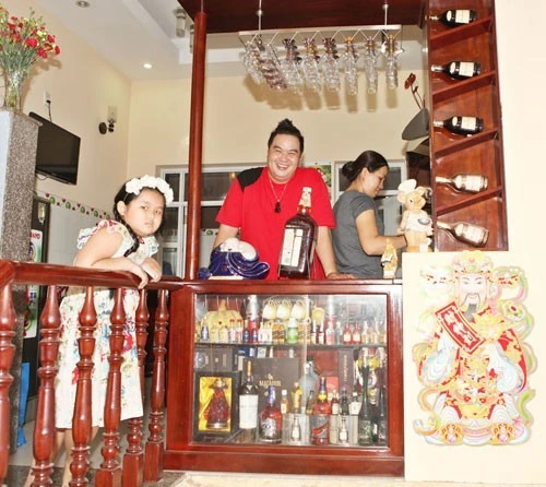 Gia đình nghệ sĩ cũng có một quầy bar nho nhỏ để Hoàng Mập thoải mái trưng bày những chai rượu anh mà bạn bè hay người hâm mộ gửi tặng trong các dịp đặc biệt. Nhập mô tả cho ảnh