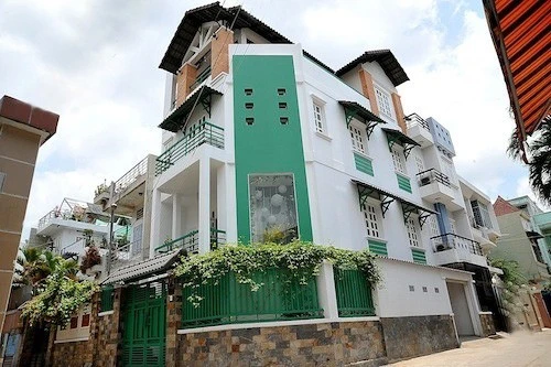 Nhật Cường: Nhà riêng của nam diễn hài nổi tiếng không quá hoành tráng, bề thế nhưng rất ấm cúng và đầy đủ. Bề ngoài của ngôi nhà được thiết kế theo phong cách châu Âu với hai cửa ra vào khác nhau. Nhật Cường từng tiết lộ khi xây nhà, anh tranh thủ những chuyến lưu diễn nước ngoài và tự mình lựa chọn rất nhiều đồ vật để trang trí. Nhập mô tả cho ảnh