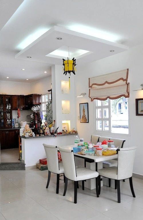 Cũng tương tự như phòng khách, không gian nhà bếp và bàn ăn của gia đình Nhật Cường là tổ hợp của những sắc trắng, vàng... dịu nhẹ nhưng ấm cúng và sạch sẽ. Nhật Cường chọn phong cách đơn giản, nhẹ nhàng cho toàn bộ căn nhà. Nhập mô tả cho ảnh