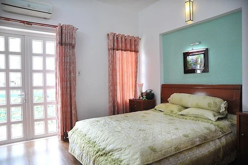 Phòng ngủ khá thoáng đãng, đơn giản. Nam diễn viên cho biết anh không muốn sắp đặt quá nhiều nội thất trong không gian riêng để mọi người đều cảm nhận được sự thoải mái, nhẹ nhàng khi nghỉ ngơi. Nhập mô tả cho ảnh