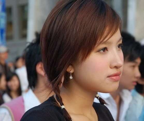 Vân Hugo ghi dấu trong lòng giới trẻ Việt một thời nhờ mái tóc ngắn, thắt bím đuôi nhí nhảnh trongNhật ký vàng anh.Ảnh: Giáo dục. Nhập mô tả cho ảnh