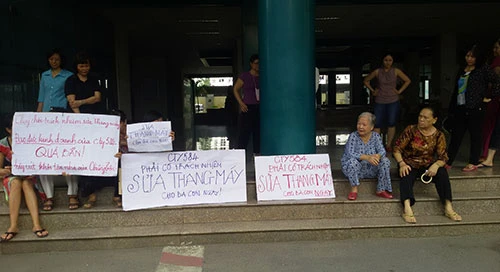 Cư dân giăng biểu ngữ “đuổi” chủ đầu tư chung cư ảnh 2 Cư dân giăng biểu ngữ “đuổi” chủ đầu tư chung cư ảnh 2