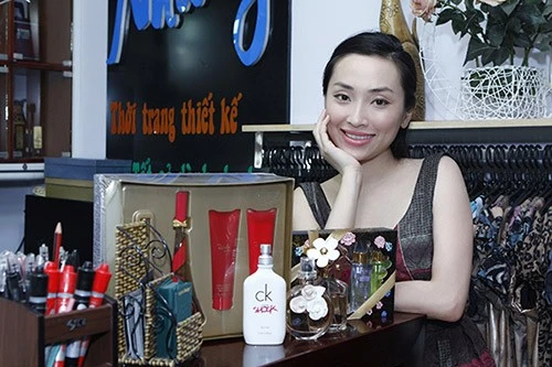 Nhà cô cũng có bộ sưu tập nước hoa. Nhập mô tả cho ảnh