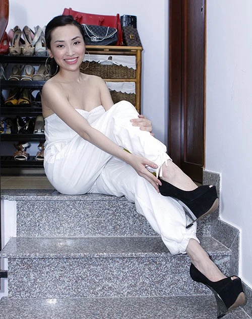 Ngôi nhà 1 trệt, 2 lầu của Như Ý khá đơn giả nhưng ấm cúng. Như Ý chia sẻ, ngay lúc đầu khi xem ngôi nhà này cô đã rất ưng ý và quyết định mua ngay. Vì sống cùng ba mẹ nên cô rất ưu tiên yếu tốan ninh và sự yên tĩnh của khu vực này. Ngoài ra, nữ ca sĩ cũng lên kế hoạch trang trí cho ngôi nhà theo phong cách của mình. Nhập mô tả cho ảnh