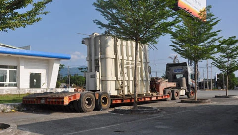 Xe tải 100 tấn đã thoát khỏi địa bàn Đồng Nai ảnh 1 Xe tải trên 100 tấn dừng nghỉ ở một cây xăng tại huyện Xuân Lộc vào chiều 20-4 (ảnh S.Đ).