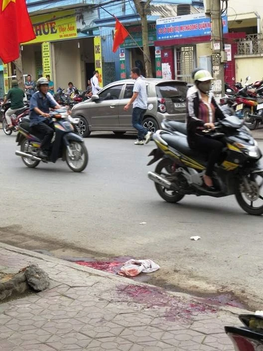 Vết máu loang trên vỉa hè sau vụ cãi vã. Hiện trường để lại vết máu tươi