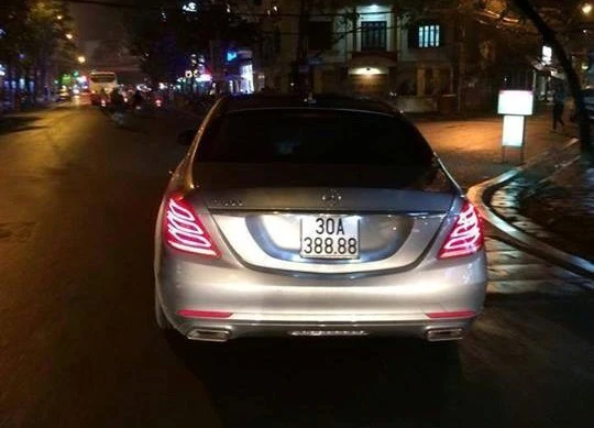 Xe Mercedes mang chung biển số với xe Lexus phía trên. Nhập mô tả cho ảnh