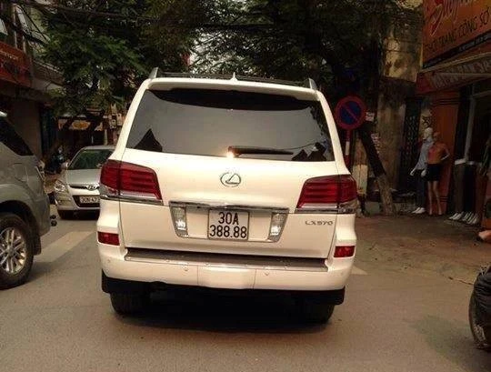Chiếc xe Lexus có biển số đẹp. Nhập mô tả cho ảnh