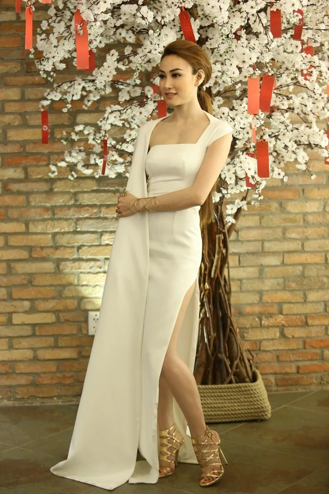 Phối cùng bộ cánh xẻ cao gợi cảm là phụ kiện vòng tay và đôi giày ánh nhũ vàng cá tính. Nhập mô tả cho ảnh