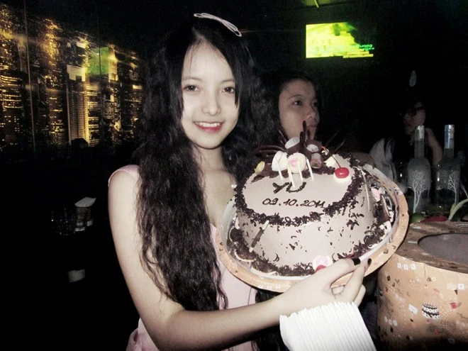 Yu Dương tên thật là Nguyễn Thùy Dương sinh năm 1993 là một hot girl, diễn viên trẻ triển vọng. Tính tới nay, cô đã “bỏ túi” hơn 10 bộ phim điện ảnh, truyền hình lớn nhỏ. Cháu gái của cố NSND Hồng Sến được nhiều người nhớ đến qua các bộ phim nhưDoanh nhân, Hè không phai, 17 tuổi rưỡi… Thời gian gần đây, Yu Dương gây ấn tượng với hai bộ phim điện ảnh làLời nguyền huyết ngảivàCô dâu đại chiến 2. Nhập mô tả cho ảnh