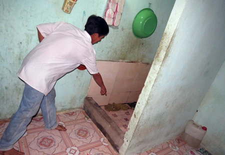 Bi kịch gia đình từ vụ chồng sát hại vợ sau 3 ngày đi tìm việc làm ảnh 1 Nhà tắm nơi phát hiện chị Bé tử vong
