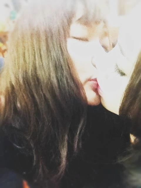 Hai hot girl Hà Min và Linh Sugar cũng từng khiến nhiều người hoang mang khi thực hiện nụ hôn đồng giới. Nhập mô tả cho ảnh