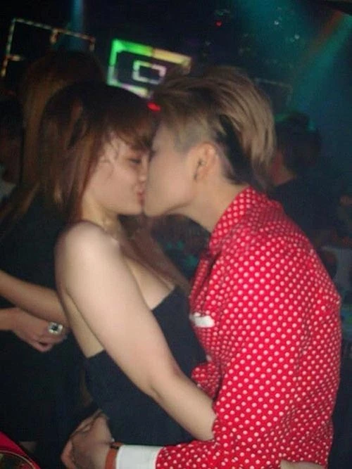 Phương Trang - em gái Phương Trinh - khiến khán giả lắc đầu ngán ngẩm khi hôn bạn cùng giới trong quán bar. Nhập mô tả cho ảnh