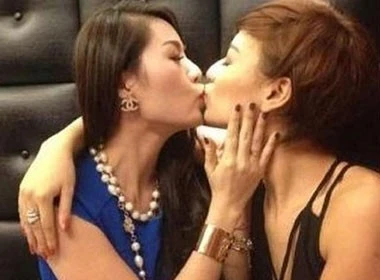 Hồng Quế là một trong những mỹ nhân Việt có nhiều màn khóa môi đồng giới ấn tượng nhất. Cô từng môi chạm môi với đàn chị Quế Vân. Nhập mô tả cho ảnh