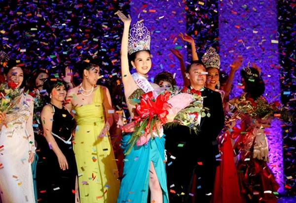 Trường hợp của Trà Ngọc Hằng, Quế Vân và Ngọc Trinh cũng ẵm giải tại Hoa hậu Việt Nam hoàn cầu nhưng không được công chúng công nhận vì quy mô của cuộc thi bị so sánh với một chương trình tạp kỹ. Nặng nề hơn, Ngọc Trinh từng bị mỉa mai là “Hoa hậu ao làng” khi đăng quang vào năm 2011. 