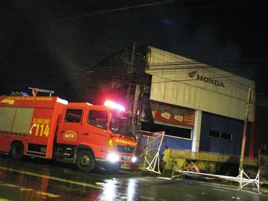 Vụ cháy kinh hoàng xảy ra tại đại lý xe máy Tân Long Vân trên Quốc lộ 13 thuộc phường Bình Hòa, thị xã Thuận An – Bình Dương. Vụ cháy kinh hoàng xảy ra tại đại lý HONDA Tân Long Vân trên Quốc lộ 13 thuộc phường Bình Hòa, thị xã Thuận An – Bình Dương.
