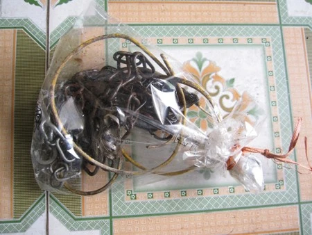 Chiếc xích chó và dây diện khiến ông T tử vong. Nhập mô tả cho ảnh