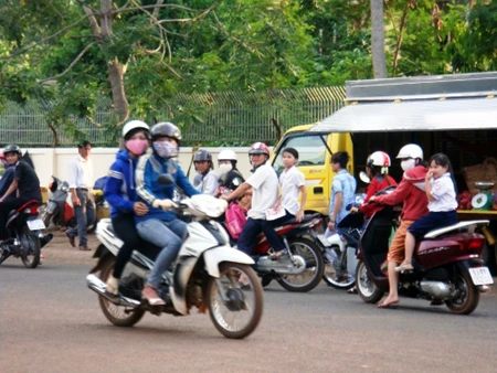 Khách đến mừng đám cưới
