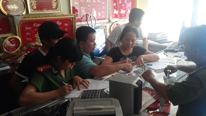 Vụ bắt 100 đô, niêm phong cả tiệm vàng: Công an nói không có chuyện gài bẫy ảnh 1 Vụ bắt 100 đô, niêm phong cả tiệm vàng: Công an nói không có chuyện gài bẫy ảnh 1