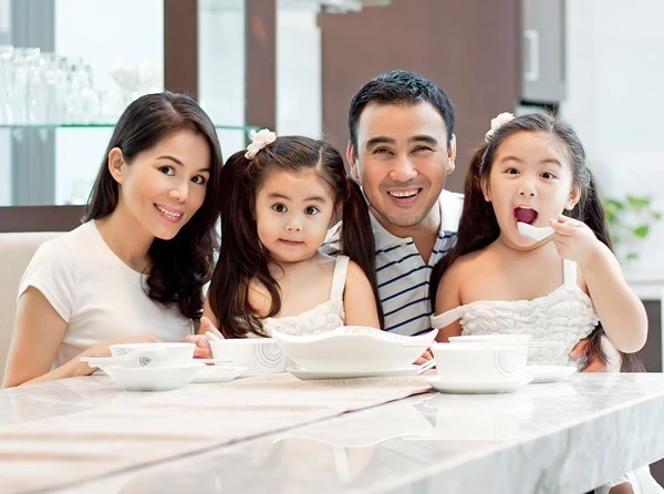 2 cô con gái đáng yêu Hạt Dẻ và Lọ Lem. Nhập mô tả cho ảnh