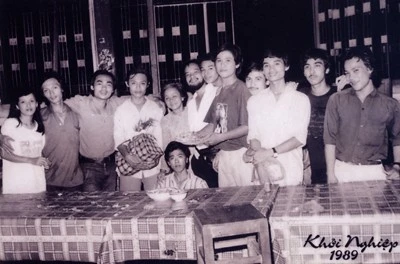 Quyền Linh gầy guộc năm 1989 (thứ 2 từ phải sang). Quyền Linh gầy gộc vì thiếu ăn năm 1989 (thứ 2 từ phải sang).