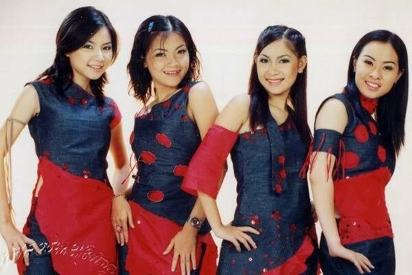 Thành lập từ năm 1998 với 4 thành viên Thanh Ngọc, Thúy Nga, Duy Uyên, Quỳnh Anh, Mắt Ngọc nổi tiếng trong giai đoạn cuối thập niên 90 và đầu những năm 2000. Nhóm nhạc nữ này là đối thủ cạnh tranh trực tiếp với nhóm Mây Trắng trong thị phần hướng tới các đối tượng khán giả là học sinh, sinh viên. Trong hơn 10 năm hoạt động, Mắt Ngọc đã phát hành được 5 album. Thành lập từ năm 1998 với 4 thành viên Thanh Ngọc, Thúy Nga, Duy Uyên, Quỳnh Anh, Mắt Ngọc nổi tiếng trong khán giả trẻ yêu Vpop cuối thập niên 90 và đầu những năm 2000. Mắt Ngọc là đối thủ cạnh tranh trực tiếp với nhóm Mây Trắng trong thị phần hướng tới các đối tượng khán giả là học sinh, sinh viên. Trong hơn 10 năm hoạt động, Mắt Ngọc đã phát hành được 5 album nhạc.