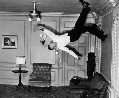 Ngắm chân dài tiền tỷ của mỹ nhân showbiz ảnh 14 Fred Astaire không chỉ là một diễn viên từng đoạt giải Oscar. Ông còn nổi tiếng ở lĩnh vực vũ công sân khấu kịch. Những bước nhảy huyền thoại đưa tên tuổi ông trở thành một trong những vũ công xuất sắc nhất của thế kỷ 20. Ông cũng được thừa nhận là nghệ sĩ múa có tầm ảnh hưởng nhất trong lịch sử điện ảnh và âm nhạc truyền hình. Đôi chân là điều quý giá nhất của mỗi vũ công. Vì vậy ông đã mua bảo hiểm cho mỗi đôi chân trị giá 75.000 USD.