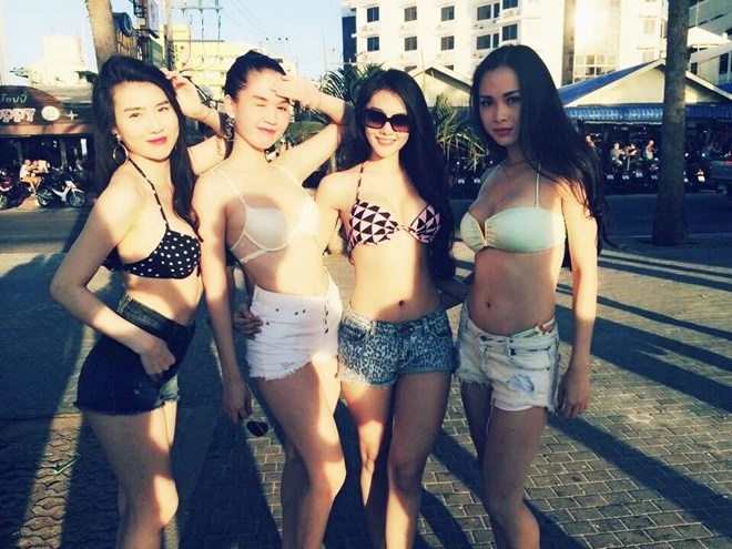 Dàn người mẫu Thư Huyền, Linh Chi, Ngọc Anh cùng Ngọc Trinh có mặt tại trên bờ biển Pattaya, Thái Lan vào sáng 26/4 để thực hiện MV mở màn chương trình Đêm hội chân dài 8. Đoàn người đẹp Việt thu hút mọi ánh nhìn với bộ bikini bắt mắt, giúp các cô gái khoe được thân hình gợi cảm. Ngọc Trinh còn táo bạo mặc nội y với shorts ngắn. Nhập mô tả cho ảnh