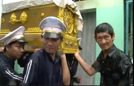 Ông Bùi Văn Oanh (bên phải) đưa người chết về nơi an nghỉ. Ông Bùi Văn Oanh (bên phải) đưa người chết về nơi an nghỉ