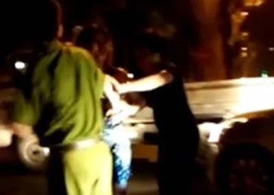 Xuân hành hung, lăng mạ cảnh sát giữa đường. Ảnh:Cắt từ clip. Nhập mô tả cho ảnh