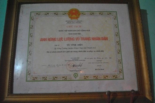 Ngôi nhà gắn liền với tuổi thơ anh hùng Tô Vĩnh Diện ảnh 4 Ngày 1 tháng 2 năm 1954, đơn vị ông trên đường kéo pháo ra, đến một con dốc cao và hẹp ở gần Bản Chuối. Ông cùng một pháo thủ phụ trách điều khiển càng pháo để chỉnh hướng cho một đơn vị bộ đội kéo dây tời giữ pháo, ngoài ra còn có 2 chiến sĩ phụ trách chèn bán pháo. Bất ngờ quân Pháp bắn pháo từ Mường Thanh lên. Đơn vị kéo giữ pháo nằm rạp xuống, đồng thời dây tời bị đứt. Lực giữ pháo yếu đi và khẩu pháo lăn qua chèn. Pháo thủ Lê Văn Chi lái càng phía ngoài bị càng pháo bị hất xuống vực và pháo trôi dần về phía vực sâu. Ông lập tức bỏ càng pháo phía trong, chuyển sang càng pháo phía ngoài, cố gắng đẩy hướng càng pháo đâm vào vách núi. Tuy cản được pháo lăn xuống vực, nhưng ông cũng bị bánh xe của khẩu pháo nặng hơn 2 tấn đè lên người trọng thương. Giây cuối cùng khi được đồng đội đưa ra để đi cấp cứu, ông vẫn còn hỏi “Pháo có việc gì không” trước khi hy sinh.