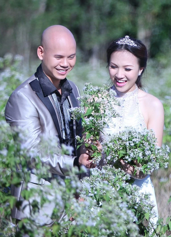 Trước đó, đầu năm 2012, Phan Đinh Tùng đã tổ chức hôn lễ với cô học trò Thái Ngọc Bích - người anh đã đỡ đầu trong suốt 2 năm và cũng xuất hiện trong nhiều MV ca nhạc của anh. Trước đó, đã có nhiều lời đồn đoán rằng, hôn lễ này chỉ là cách anh chàng tạo scandal để Thái Ngọc Bích nổi tiếng. Nhập mô tả cho ảnh
