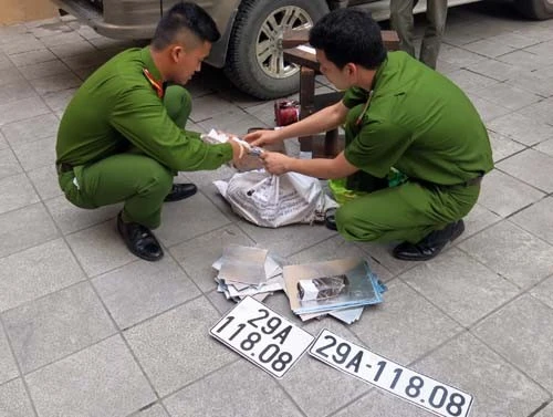 Cảnh sát nhận định biển kiểm soát giả được dập rất giống thật. Ảnh:Việt Đức. Nhập mô tả cho ảnh